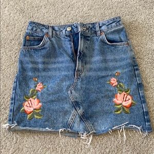 Top shop mini jeans skirt in size 4